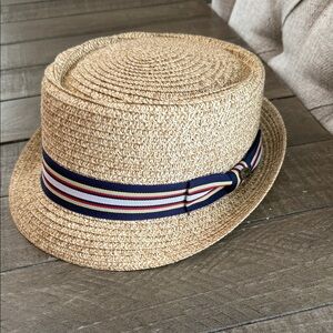 Men’s Panama Derby Fedora Straw Hat with Navy Striped Band. size S/M